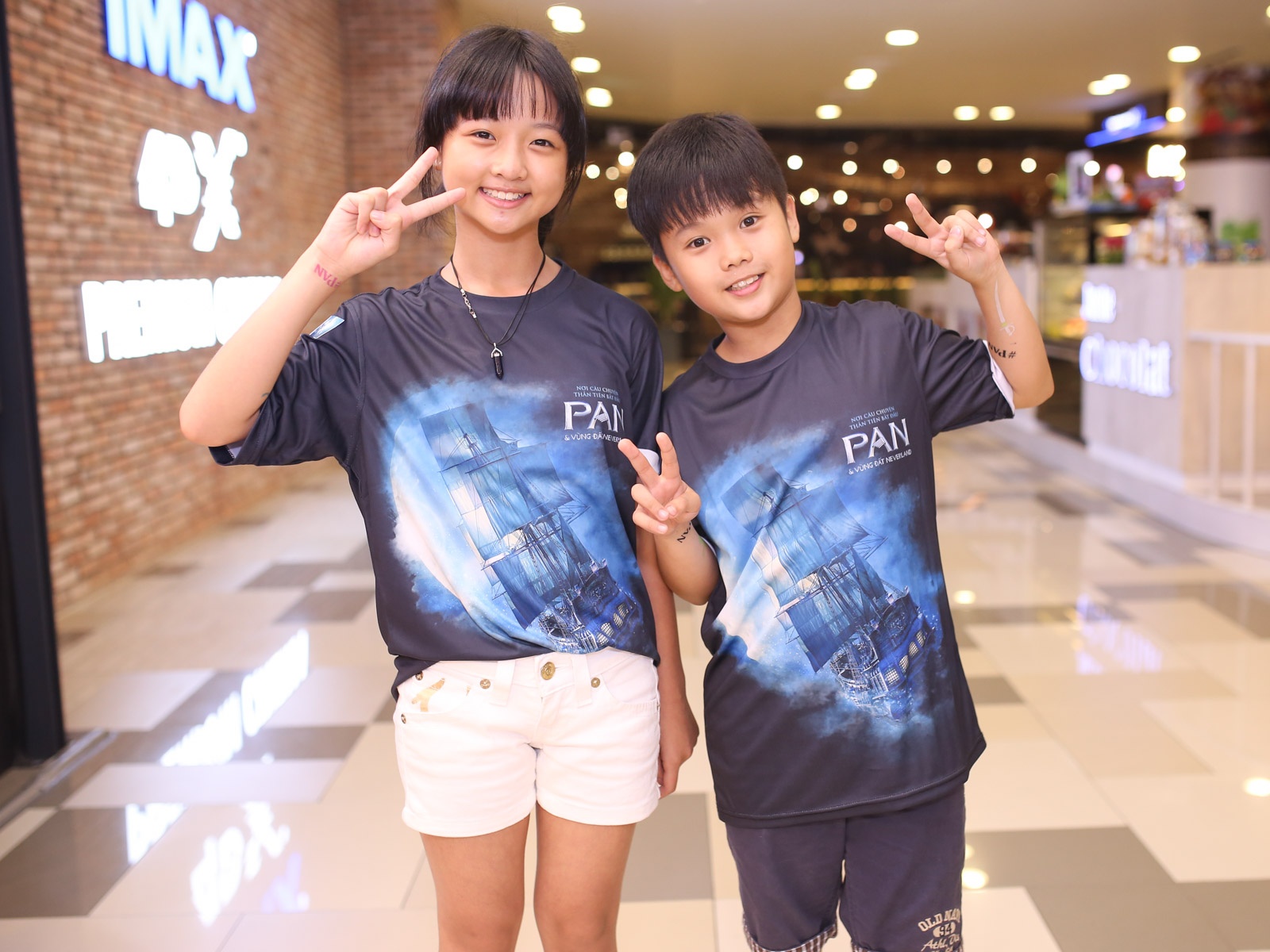 Liên tục tham gia buổi ra mắt phim tại hai thành phố lớn, nhưng cả 3 đều không tỏ ra mệt mỏi mà vẫn phấn khích, vui vẻ. Trong quá trình quay phim gần 2 tháng tại Phú Yên, các em trở thành những người bạn thân thiết.