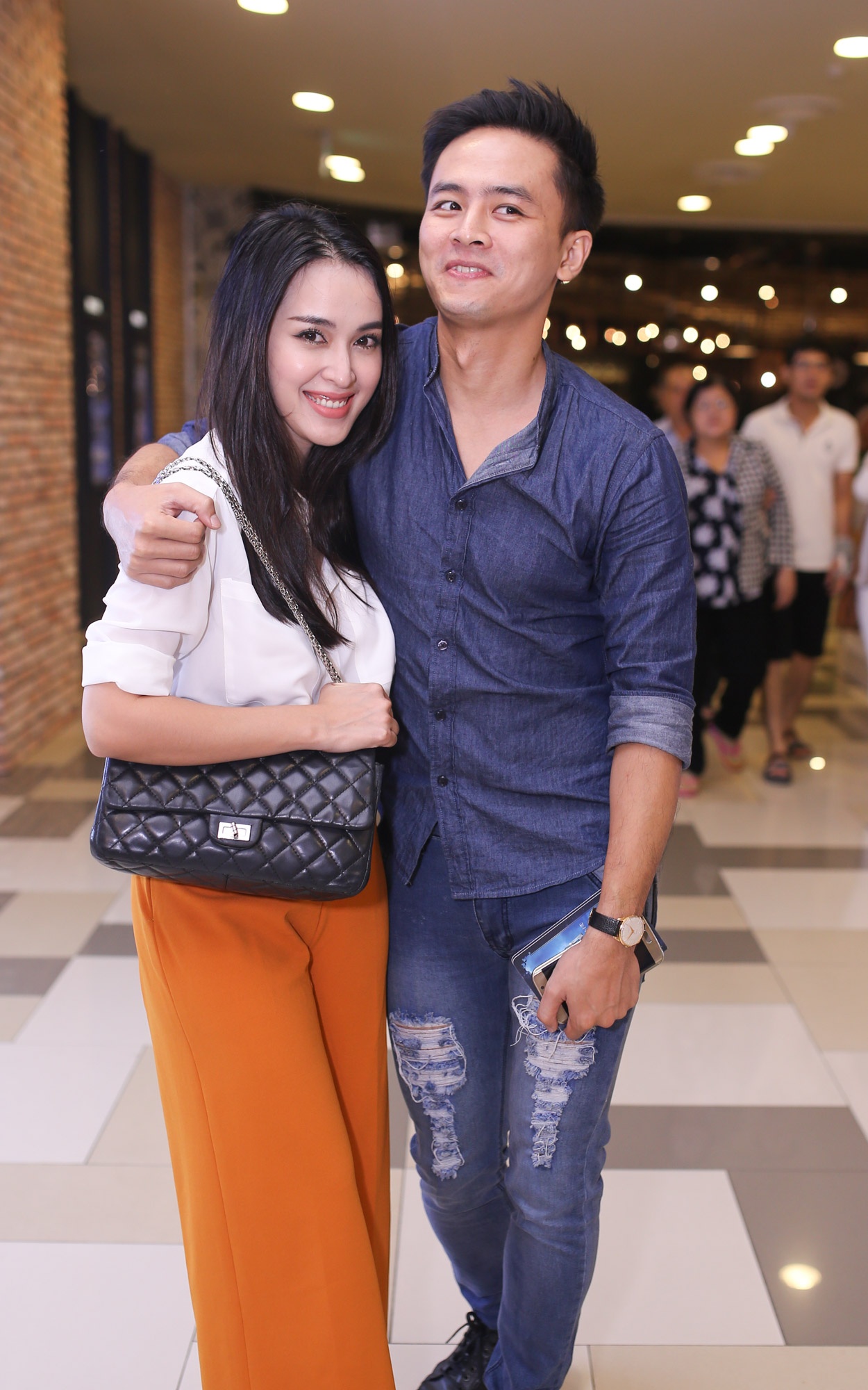 Tú Vi - Văn Anh quen nhau năm 2013, khi cùng đóng phim Bếp hát. Trong quá trình làm việc cùng nhau, họ có cảm tình và hẹn hò. Không lâu sau đó, hai người công khai mối quan hệ tình cảm.  Đôi tình nhân trẻ thường xuyên xuất hiện với nhau trong các sự kiện của làng giải trí