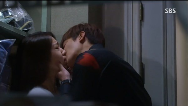 Lee Min Ho từng hơn một lần dùng vũ lực để cưỡng hôn Park Shin Hye trong bộ phim  truyền hình đình đám The Heirs.