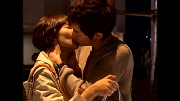 Seo In Woo (Park Shi Hoo) - nam chính trong Prosecutor Princess là người mạnh mẽ và quyết liệt trong tình yêu. Anh đã dùng hành động cưỡng hôn để thể hiện tình cảm của  mình với người đẹp Ma Hye Ri (Kim So Yeon).