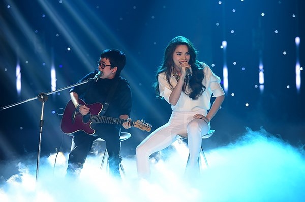 Hồ Ngọc Hà trình diễn ca khúc Trả nợ tình xa
