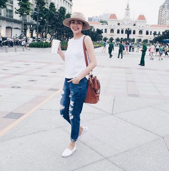 Nữ diễn viên thường chọn cách phối quần jean với những dáng áo đơn màu, thiết kế đơn giản. Phụ kiện đi cùng như túi xách, ba lô da được cô rất chú trọng khi diện  jean rách.