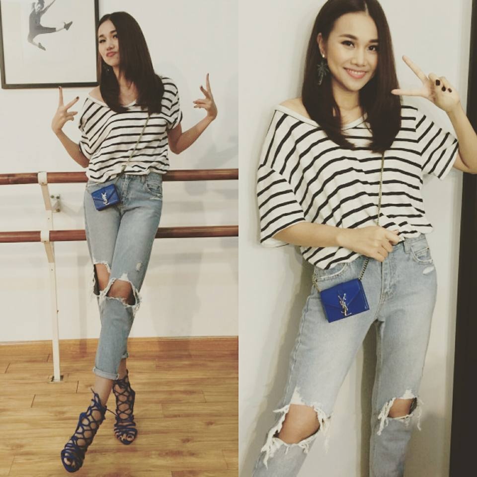 Thanh Hằng trẻ trung hơn tuổi rất nhiều khi diện quần  jean rách xắn gấu và áo kẻ sọc.