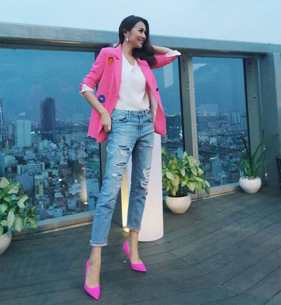 Muốn thanh lịch hơn với quần jean thì phối hợp thêm áo khoác blazer như Thanh Hằng là điều bạn nên học hỏi.