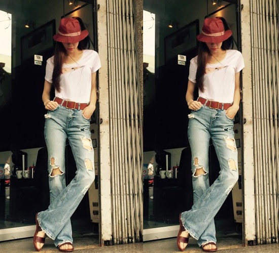 Dạo chơi phố phường Hồ Ngọc Hà lựa chọn quần ống loe cá tính mix cùng áo trắng cổ tròn đơn giản.  Mũ fedora, thắt lưng to bản hay  sandal bệt kết hợp cùng tông với nhau cực sành điệu.