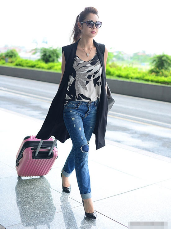 Xuất hiện ở sân bay, Jennifer Phạm cũng gây được sự chú ý bởi sự trẻ trung với set đồ  quần jean rách, áo dáng dài sát nách khoác nhẹ nhàng.