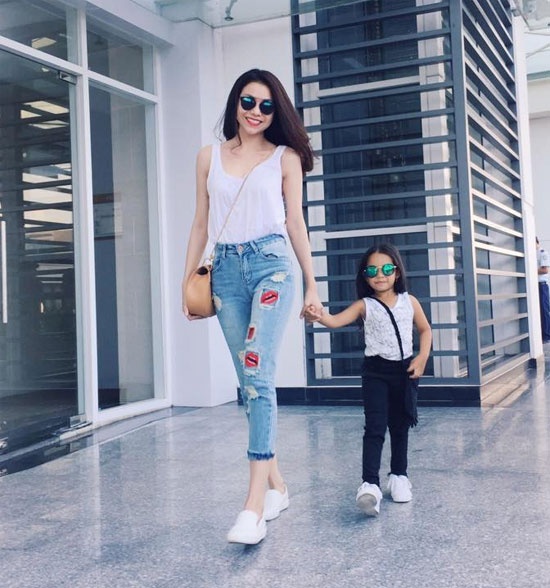 Trà Ngọc Hằng cũng là một trong những tín đồ của quần jean rách. Cô thường chọn phối hợp jean rách với áo phông, giày slipper để diện mạo thêm trẻ trung.