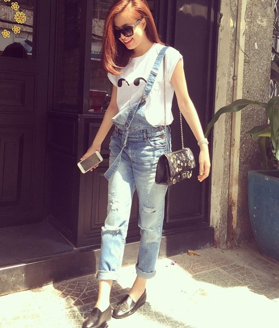 Bạn gái sở hữu thân hình nhỏ nhắn có thể diện thiết kế quần yếm, váy yếm từ chất liệu denim rách như Hoàng Thùy Linh, Khánh My hay Hương Giang Idol cũng cực ấn tượng.