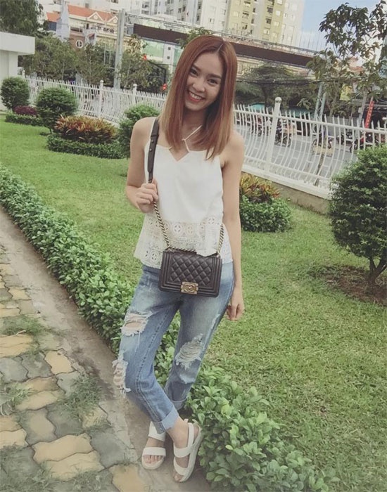 Dịu dàng, nữ tính hơn khi diện jean rách bạn có thể diện áo voan thiết kế  cổ yếm gợi cảm như Ninh Dương Lan Ngọc.