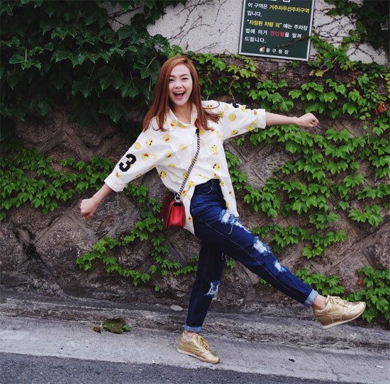 Phong cách thời trang cá tính, hiện đại của Minh Hằng không thể không nhắc đến chiếc quần jean rách sành điệu. Để hoàn thiện phong cách,  cô nàng thường chọn đi cùng là áo sơ mi dáng rộng, áo gile dáng dài hay giày thể thao.