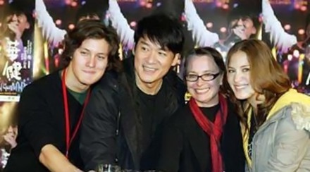 Gia đình hiện tại của Châu Hoa Kiện.