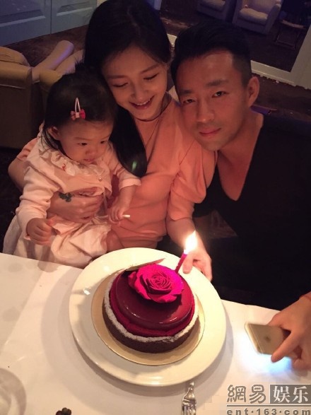 Vợ chồng Uông Tiểu Phi - Đại S bên con gái nhỏ trong ngày sinh nhật.