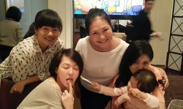 Nữ diễn viên nổi tiếng bên mẹ và chị em gái.