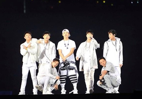 YG tiep tuc bi nem da vi thien vi iKON hinh anh