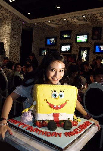 Trong làng giải trí, chuyện tình cảm yêu đương nảy sinh nhiều không đếm xuể. Nhưng mối tình bền chặt kết thúc bằng đám cưới thì lại hiếm khi xảy ra. Angela Baby - Huỳnh Hiểu Minh từ khi gắn bó đến lúc trở thành vợ chồng đã trải qua không ít thăng trầm, điều tiếng. Năm 2009, họ gặp nhau lần dầu tiên qua sự giới thiệu của bạn bè. Nhóm bạn đi hát karaoke. Theo tiết lộ từ lần đầu gặp cô, Huỳnh Hiểu Minh đã nảy sinh tình cảm.