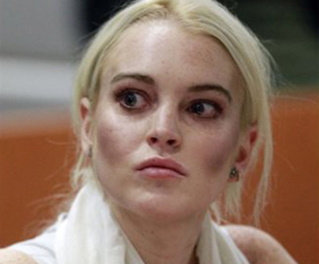 Xuất hiện trong phòng xử án với các cáo buộc liên quan tới sử dụng ma túy, Lohan khiến người ta bất ngờ với lớp trang điểm thảm họa. Trong ảnh, Lindsay Lohan với lớp phấn phủ quá tối màu khiến cô ấy trông như hóa thân cho một vai diễn trong “The Walking Dead”.