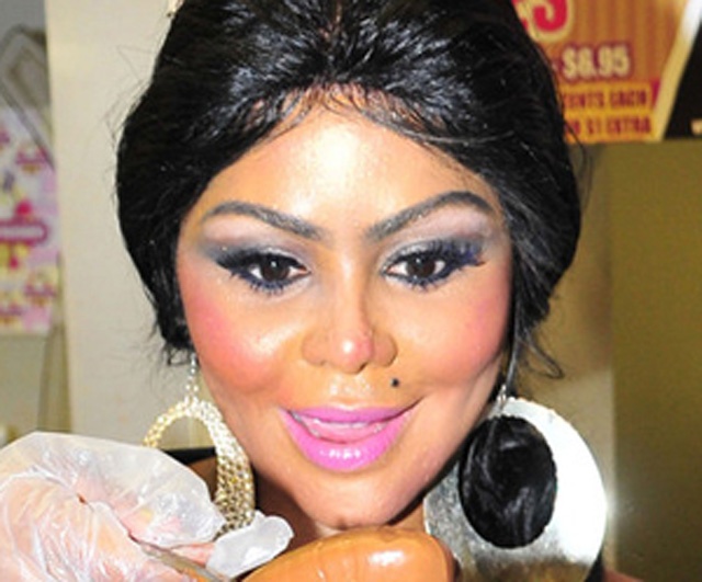 Cùng với kết quả không mấy mĩ mãn với hàng loạt những cuộc phẫu thuật thẩm mĩ, Kim cũng dường như không để mắt tới những kĩ thuật trang điểm đơn giản nhất. Cô sải bước trên thảm đỏ với lớp trang điểm kì dị như môi hồng kết hợp với má hồng và mí mắt màu trắng.