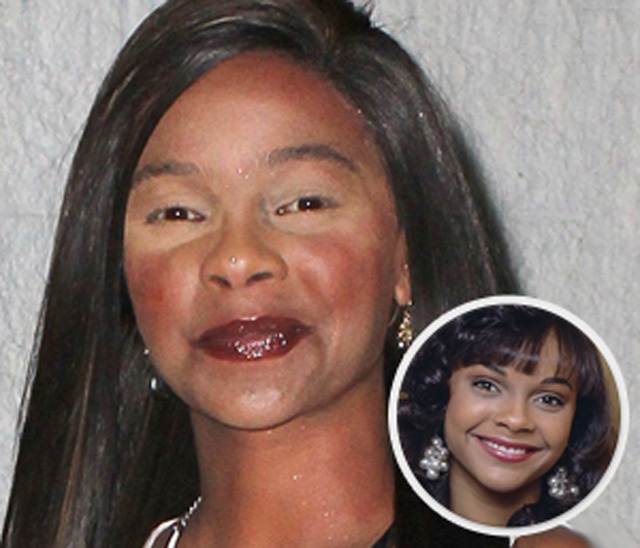 Thật bất ngờ khi Lark Voorhies xuất hiện trong danh sách này, vì vốn dĩ cô ấy vô cùng ăn ảnh. Nhưng quá rõ ràng, trong bức ảnh này Voorhies dường như bị thợ trang điểm của cô ấy chơi khăm khi kết hợp một cách nực cười giữa màu má lem nhem, màu son lạ kì và hàng lông mày.