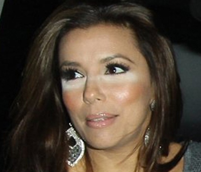 Lại một lỗi trang điểm không đáng có từ phấn che khuyết điểm ở vùng mắt, Longoria trông như thể đeo thêm miếng che mắt trắng của Ninja rùa.