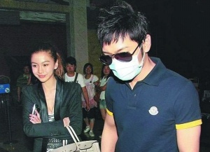 Cũng giai đoạn này, Huỳnh Hiểu Minh có bạn gái là Lý Phi Nhi. Angela Baby bị chính Phi Nhi tố cáo là người thứ ba cố tình dụ dỗ chuyện giường chiếu khiến tình cảm cô tan vỡ. Dư luận không giấu sự ác cảm với người đẹp sinh năm 1989.