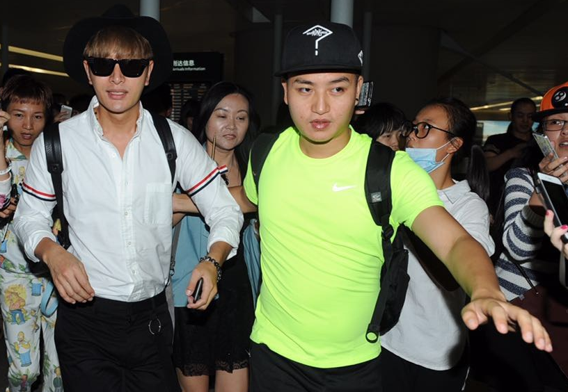 Dan sao do bo san bay trong dem du dam cuoi Huynh Hieu Minh hinh anh