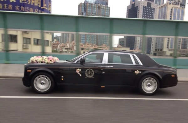 Xe cưới của Huỳnh Hiểu Minh xếp hàng đầy đủ từ chiều 7/10.