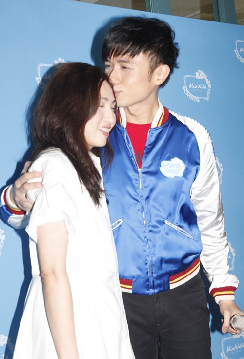 Anh không ngại hôn vợ trước đám đông.