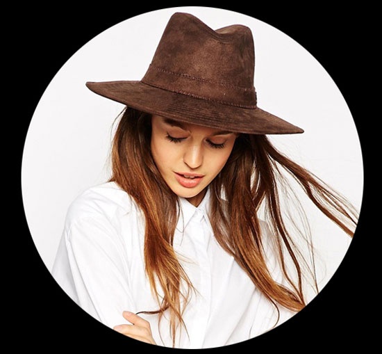 Mũ phớt Fedora chất liệu da lộn vừa mang nét đẹp cổ điện lại pha chút hiện đại. Đây là style vô cùng hoàn hảo cho cô gái đang muốn chọn mũ khi thời tiết trở lạnh.