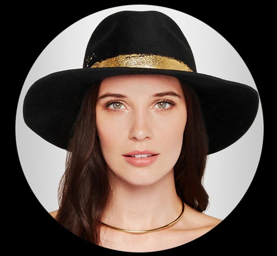 Một chiếc mũ phớt Fedora đen cổ điển, với đường trang trí sơn kim loại ở vòng quanh sẽ tạo nên sự mới mẻ và cuốn hút lạ thường cho nàng tóc dài muốn