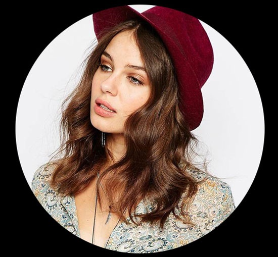 Mũ Trilby có nhiều nét tương đồng với mũ Fedora nhưng vành ở hai bên được thu hẹp lại. Đây là kiểu dáng mũ bạn gái không nên bỏ lỡ vào ngày thu. Một chiếc mũ Triby màu đỏ sẽ hoàn thiện cho ngoại hình của bạn gái  tóc xoăn lọn to.