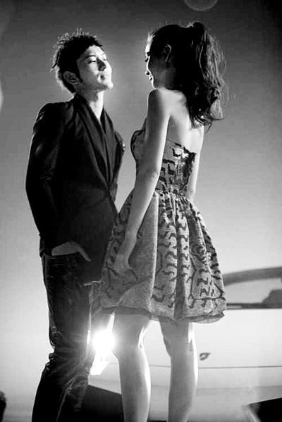 Cũng trong năm 2010, Huỳnh Hiểu Minh mời Angela góp mặt trong MV ca nhạc.