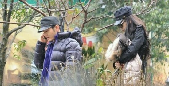 Chuyện tình cảm của họ ồn ào hơn khi Angela lộ ảnh đến thăm phim trường Tô Khất Nhi vào tháng 8/2010.