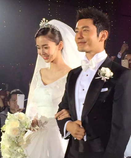 Nụ cười e ấp của Angelababy.