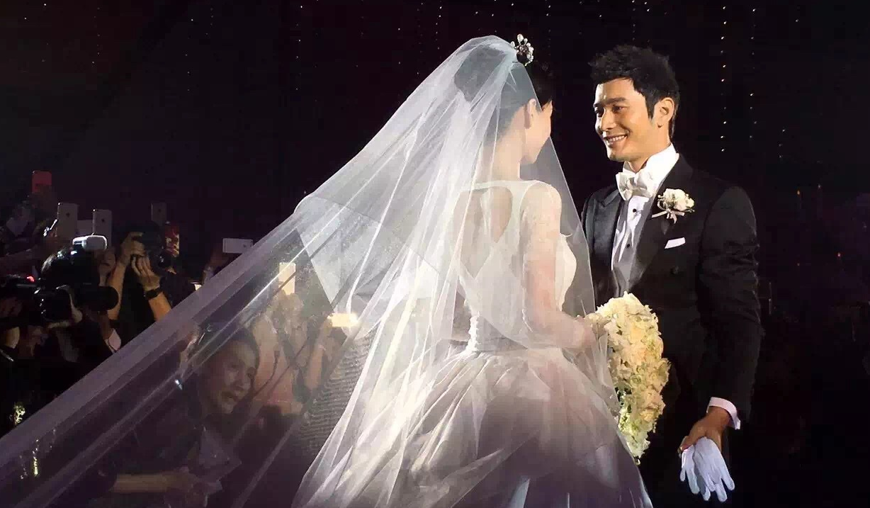 Cô dâu và chú rể đẹp như trong câu chuyện cổ tích.