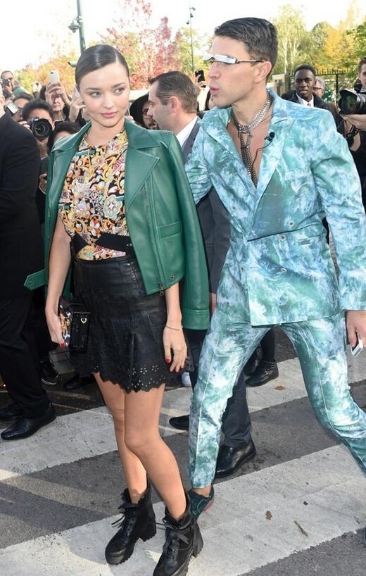 Người đẹp bất ngờ khi bị phóng viên Vitalii Sediuk tiến sát. Anh này giở trò phá bĩnh Miranda Kerr.