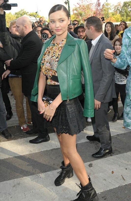 Người đẹp sau sự cố vẫn cố tự tin khoe dáng ngọt ngào trước ống kính.