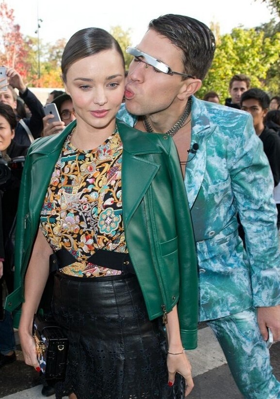 Vitalii Sediuk cố tình sàm sỡ Miranda Kerr công khai giữa sự kiện. Miranda Kerr khó chịu ra mặt.