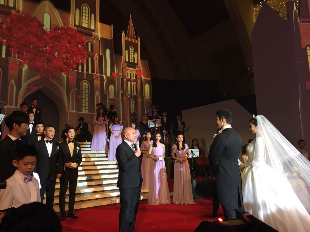 Đạo diễn Ngô Vũ Sâm là người chứng hôn đọc tuyên thệ tình yêu cho đôi vợ chồng nổi tiếng. Đạo diễn nổi tiếng cho biết ông luôn yêu quý Huỳnh Hiểu Minh bởi cá tính chân thành và nhiệt tình của anh.