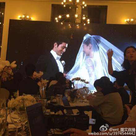 Màn trao nhẫn của cô dâu và chú rể.