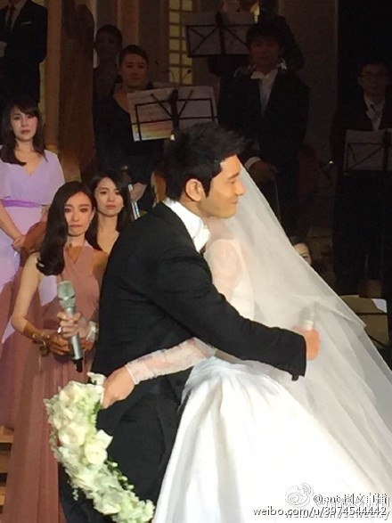 Những giây phút cảm động trong lễ cưới.