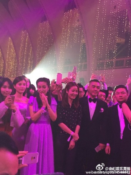 Các khách mời hồi hộp chờ đợi được tung hoa cưới. Trước đó, Huỳnh Hiểu Minh tuyên bố muốn tặng hoa cưới cho Phạm Băng Băng nhưng cô không thể có mặt vào phút chót nên anh tâm sự 