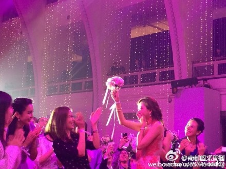 Lâm Chí Linh vỡ òa khi nhận được bó hoa cưới.