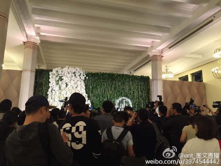 Kết thúc lễ cưới, buổi phỏng vấn ngắn sẽ được tổ chức. Rất đông phóng viên đứng đợi bên ngoài.