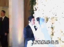 Nụ hôn của cặp sao trong buổi họp báo ngắn sau đám cưới.
