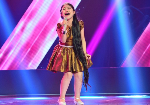 Dieu it biet ve co be co cai luoi dai nhat The Voice Kids hinh anh