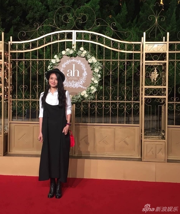 Nữ diễn viên Thư Kỳ tươi tắn trước ống kính.