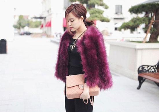 Nữ ca sĩ sang chảnh với bộ đồ đen bên trong kết hợp áo lông tím và túi Chanel gam màu pastel nhẹ nhàng khi ra phố.