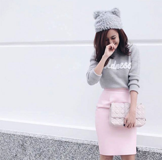 Chiếc túi Miss Dior mang nét đẹp vừa cổ điển lại hiện đại được phối cùng chân váy hồng và áo len dệt kim màu xám. Túi này tùy vào kích thước và dây đeo mà có giá từ khoảng 60 đến 90 triệu đồng.
