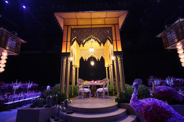 Bối cảnh cưới lộng lẫy.