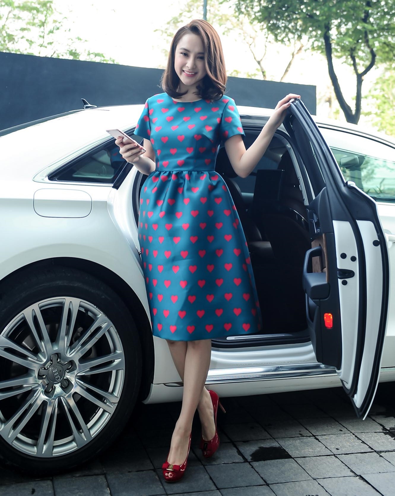 Chiều 8/10, Angela Phương Trinh diện trang phục kín đáo, giản dị đến dự buổi họp báo phim Vệ sĩ, tiểu thư và thằng khờ, do cô đảm nhận vai chính. 